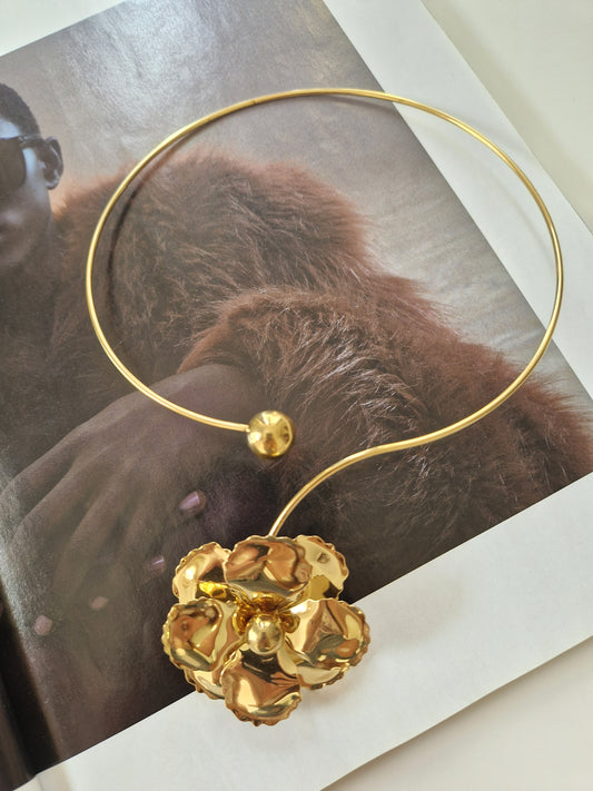 Collana rigida con fiore