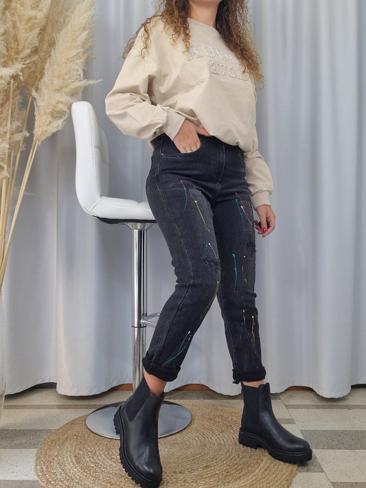Jeans nero con dettaglio schizzi di colore sul davanti