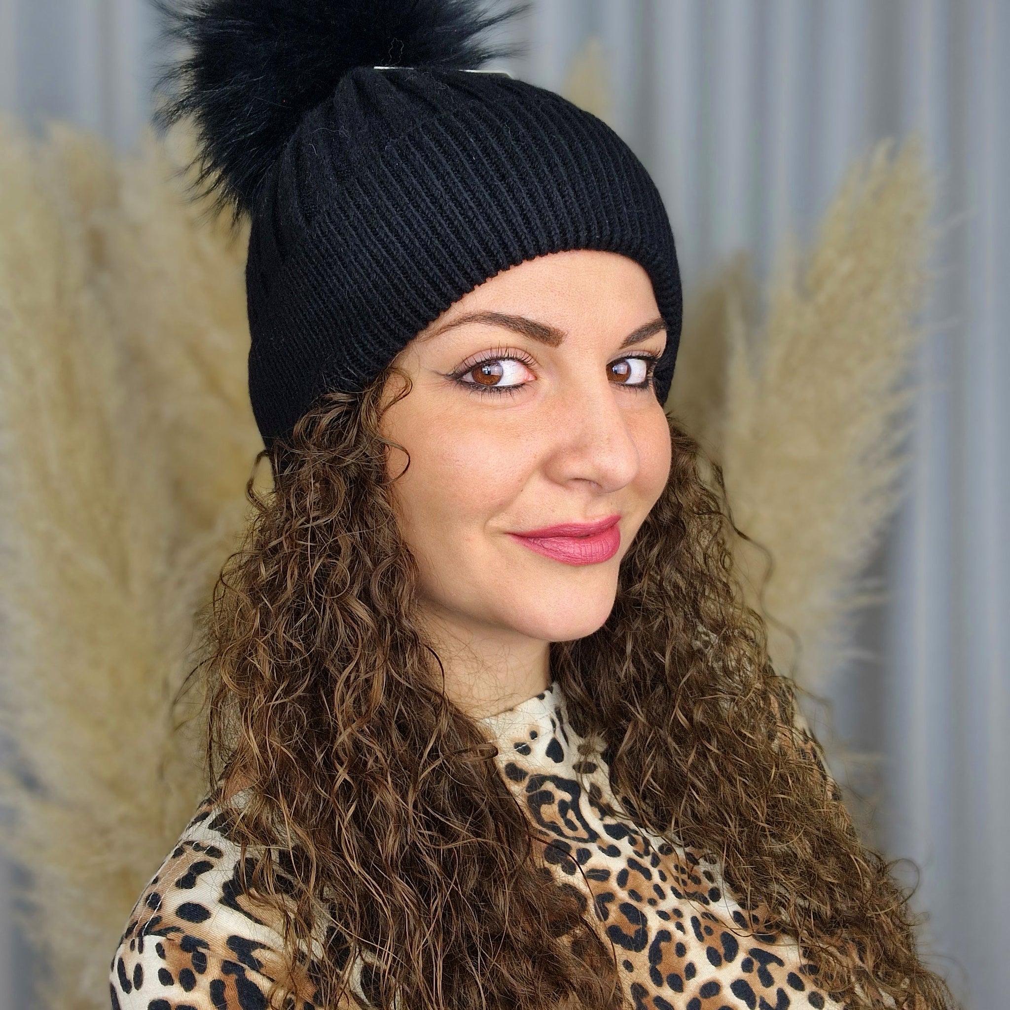 Cappellino a coste con pon pon removibile