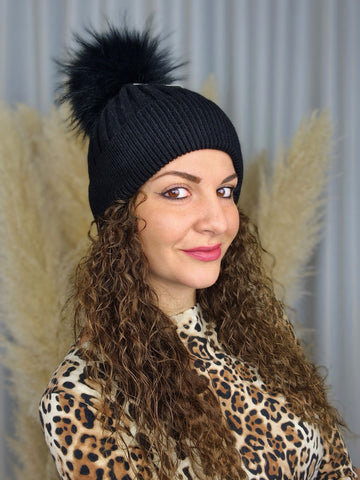 Cappellino a coste con pon pon removibile