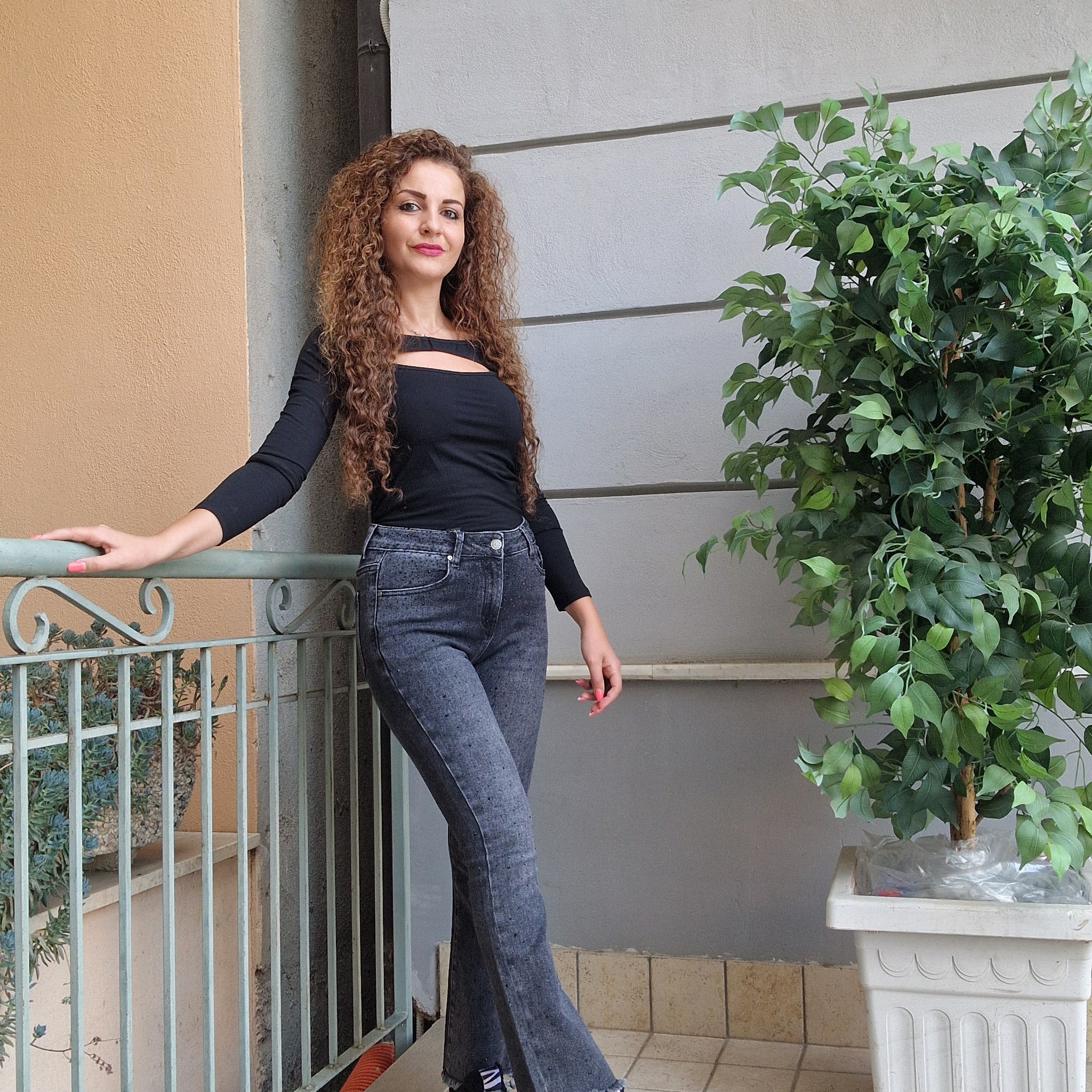 Jeans nero a trombetta con brillantini