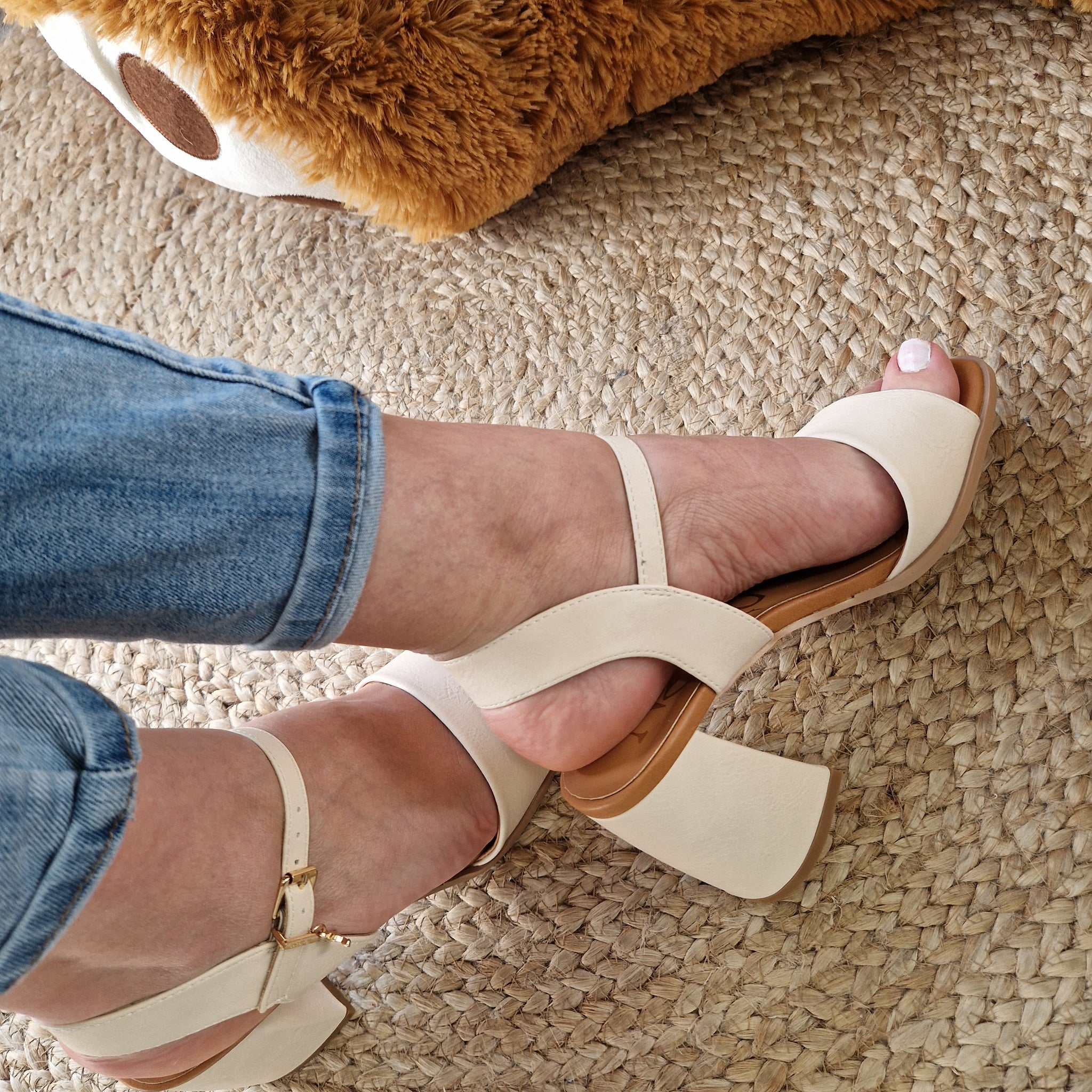 Sandalo beige con tacco largo