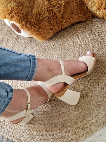 Sandalo beige con tacco largo